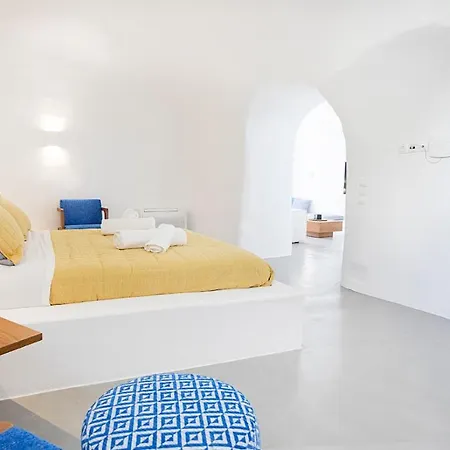 Rafael' S Mediteranian Cave Firostefani